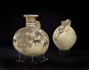 Bichrome IV tøndeformet cypro-fønikisk kande og fønikisk vase med helligt træ, hjorte, kamfugle og lotusblomster (keramik)